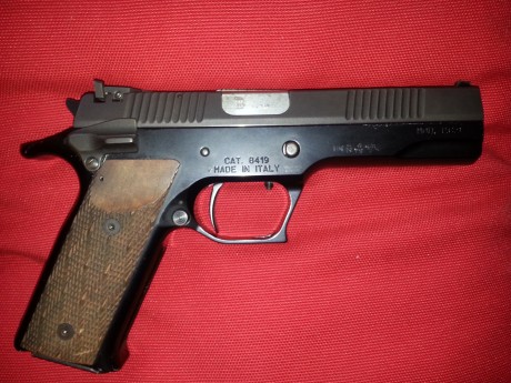 Pues una de las mejores armas de 9 mm para precisión cañon pesado de 8 estrias. 2 cargadores de capacidad 02