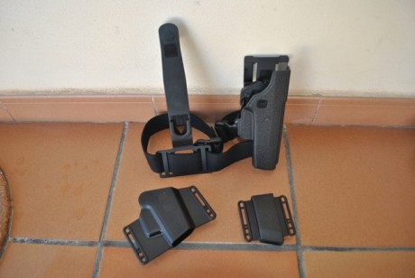Vendo un juego de productos Glock originales:

- Funda de Retención Policial: 35€
- Funda Sport Combat: 01