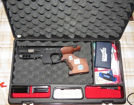 Hola, vendo el siguiente arma:

Pistola Tesro TS22 Cal. .22. Como se ve en las fotos, con su estuche completo, 01