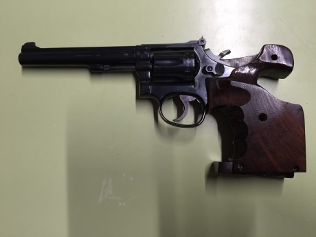 Vendo una Smith and wesson del calibre 22 como nueva, lleva cachas anatómicas y es un arma muy bonita 02