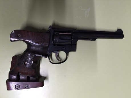 Vendo una Smith and wesson del calibre 22 como nueva, lleva cachas anatómicas y es un arma muy bonita 01