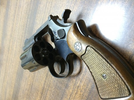 Muy buenas!!

Por jubilación un compañero vende este bonito revolver Llama en calibre .38 SPL. Desconozco 10