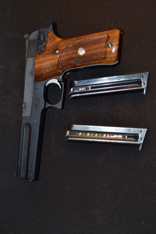 Un amigo vende S&W422 del 22lr , con dos cargadores y dos cachas anatómicas, pistola ideal para inicial 02
