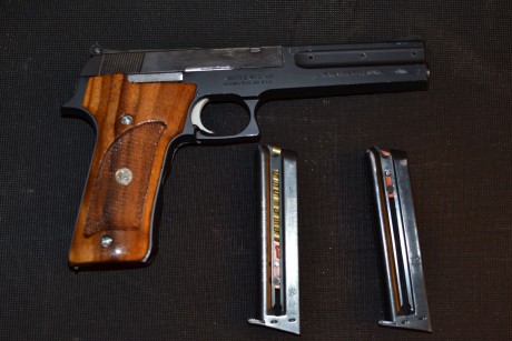 Un amigo vende S&W422 del 22lr , con dos cargadores y dos cachas anatómicas, pistola ideal para inicial 01
