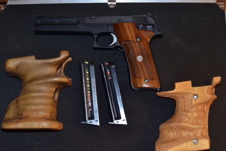 Un amigo vende S&W422 del 22lr , con dos cargadores y dos cachas anatómicas, pistola ideal para inicial 00