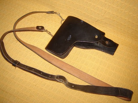Buenas, 
  Vendo esta funda de cuero , años 70 , en excelente estado , con su correaje de bandolera 
 02