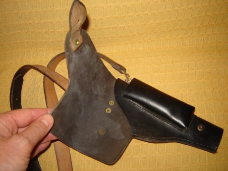 Buenas, 
  Vendo esta funda de cuero , años 70 , en excelente estado , con su correaje de bandolera 
 01