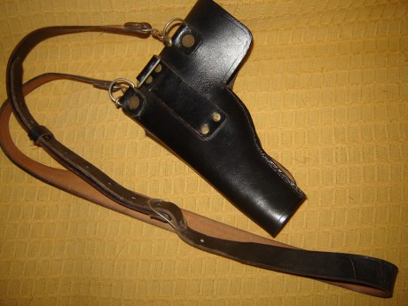 Buenas, 
  Vendo esta funda de cuero , años 70 , en excelente estado , con su correaje de bandolera 
 00