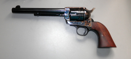 Hola, Vendo revolver Pietta de 7,5 de cañón y calibre 44/40. Muy poco uso, en perfecto estado.El revolver 01