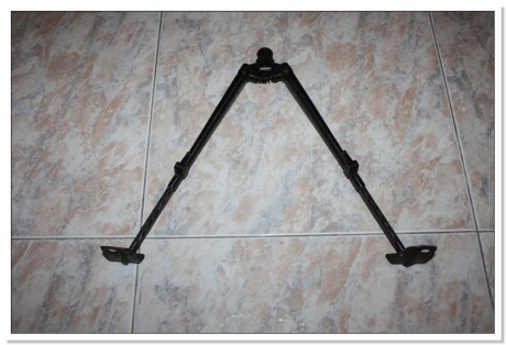 Hola a todos.
 Vendo un bipode del fusil ametrallador FAO, (con patas extensibles). Su funcionamiento 00