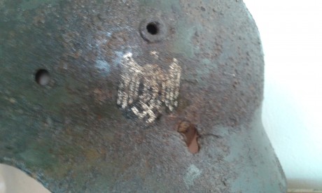 Vendo este casco m 35  de wermacht  con disparo 
estado de la foto 
precio 180 02
