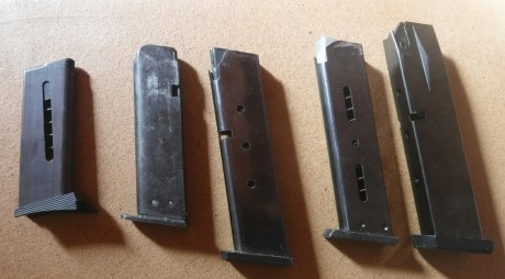 Se venden varios cargadores para armas de fogueo. No se para que modelos son. Cada unidad a 12 euros con 00