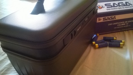 Pongo a la venta maletin rigido para guardar accesorios o municion,con capacidad para 9 cajas de cartuchos.Tiene 02