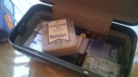 Pongo a la venta maletin rígido John Travel con combinación de seguridad de tres dígitos que se puede 00