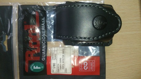 Buenas,

    Vendo  portacargador de revolver en piel marca ROAL. Está sin usar.

    11 € envío a península 10
