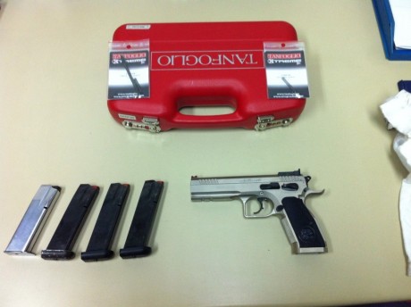 Se vende Tanfoglio Stock 3 Special Producción, con cuatro cargadores, funda y maletín.
Tiene instalado 02