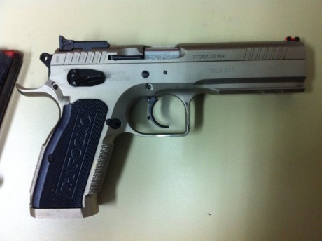Se vende Tanfoglio Stock 3 Special Producción, con cuatro cargadores, funda y maletín.
Tiene instalado 01