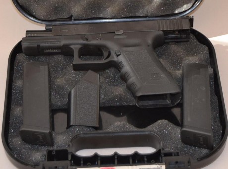 Se vende Glock 17 de tercera generación, con dos cargadores, miras regulables, maletín y ayuda de cargador.
Poquísimo 02