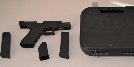 Se vende Glock 17 de tercera generación, con dos cargadores, miras regulables, maletín y ayuda de cargador.
Poquísimo 01