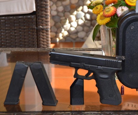 Se vende Glock 17 de tercera generación, con dos cargadores, miras regulables, maletín y ayuda de cargador.
Poquísimo 00