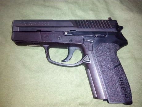 Vendo SIG SP2009 calibre 9mm pb , 2 cargadores de 15 cartuchos y una funda de kydex. Pocos disparos, en 01