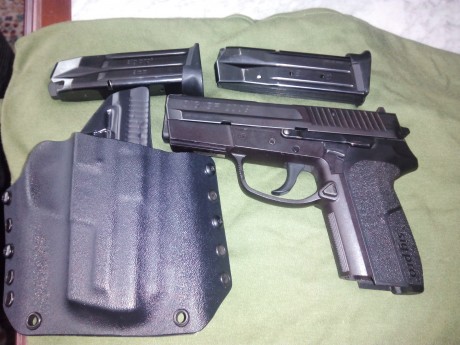 Vendo SIG SP2009 calibre 9mm pb , 2 cargadores de 15 cartuchos y una funda de kydex. Pocos disparos, en 00