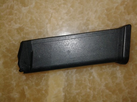 Hola a todo el mundo. Edito este mensaje antiguo para decir que busco un cargador de 10 para mi Glock 00