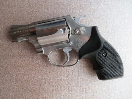 Vendo revólver Smith & Wesson dos pulgadas, modelo 60-7, acero inoxidable, empuñadura de goma, impecable, 02