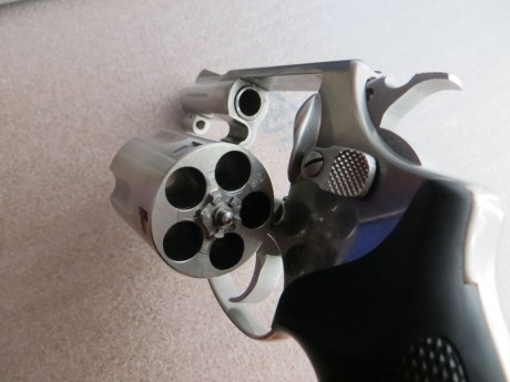Vendo revólver Smith & Wesson dos pulgadas, modelo 60-7, acero inoxidable, empuñadura de goma, impecable, 01