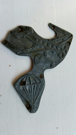 Hoy me he encontrado, en un árbol grande, esta "pegatina" (es una lamina de plomo) clavada....Por 00