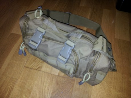 Bolsa bandolera con molle, dispone de una cinta para llevarla al hombro y en su parte posterior si quitamos 02