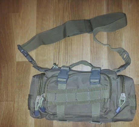 Bolsa bandolera con molle, dispone de una cinta para llevarla al hombro y en su parte posterior si quitamos 01