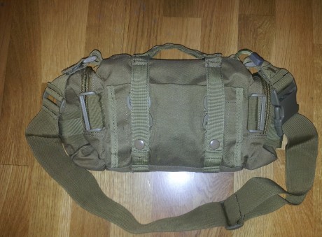 Bolsa bandolera con molle, dispone de una cinta para llevarla al hombro y en su parte posterior si quitamos 00