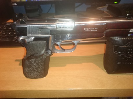 Vendo pistola Browning HP del 9mm con 3 cargadores de 15 y uno de 13 (el plateado) con maletín de transporte, 01