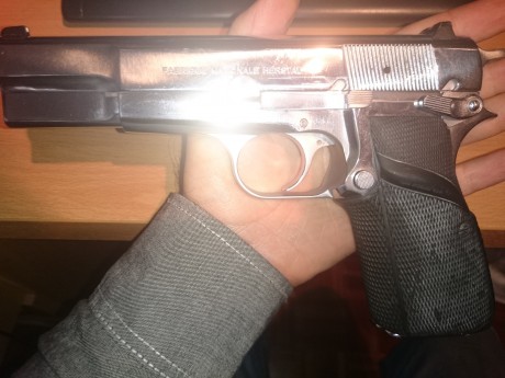 Vendo pistola Browning HP del 9mm con 3 cargadores de 15 y uno de 13 (el plateado) con maletín de transporte, 00