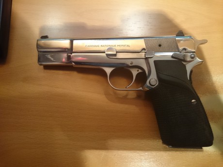Vendo pistola Browning HP del 9mm con 3 cargadores de 15 y uno de 13 (el plateado) con maletín de transporte, 12