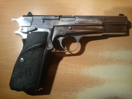 Vendo pistola Browning HP del 9mm con 3 cargadores de 15 y uno de 13 (el plateado) con maletín de transporte, 11