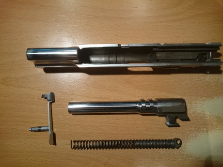 Vendo pistola Browning HP del 9mm con 3 cargadores de 15 y uno de 13 (el plateado) con maletín de transporte, 22