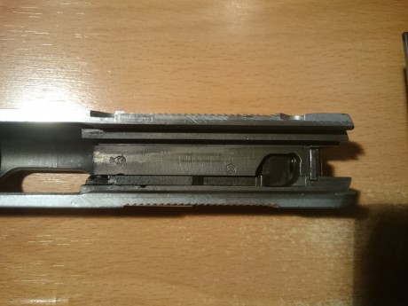 Vendo pistola Browning HP del 9mm con 3 cargadores de 15 y uno de 13 (el plateado) con maletín de transporte, 21
