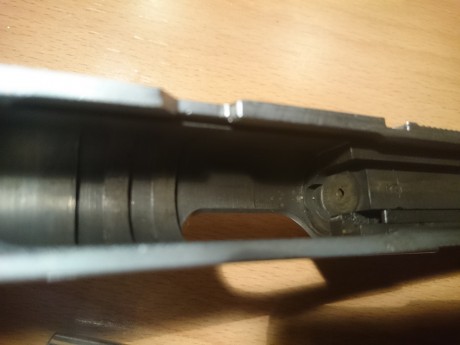 Vendo pistola Browning HP del 9mm con 3 cargadores de 15 y uno de 13 (el plateado) con maletín de transporte, 20