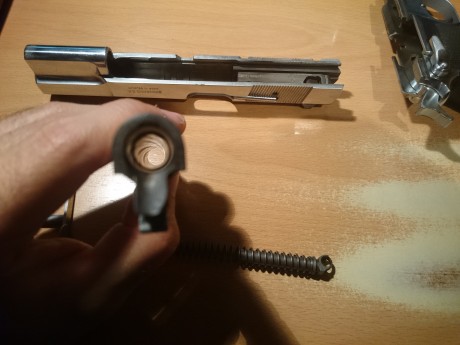 Vendo pistola Browning HP del 9mm con 3 cargadores de 15 y uno de 13 (el plateado) con maletín de transporte, 32