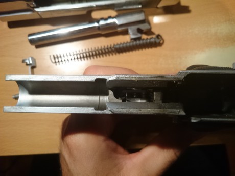 Vendo pistola Browning HP del 9mm con 3 cargadores de 15 y uno de 13 (el plateado) con maletín de transporte, 30