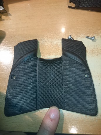 Vendo pistola Browning HP del 9mm con 3 cargadores de 15 y uno de 13 (el plateado) con maletín de transporte, 42