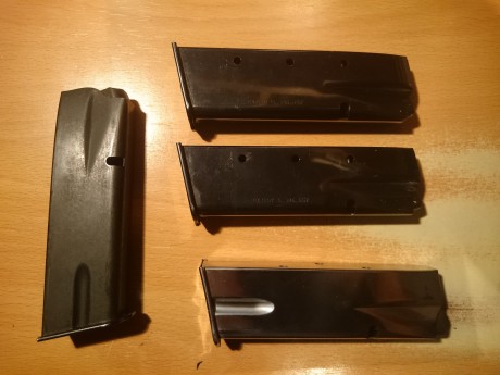 Vendo pistola Browning HP del 9mm con 3 cargadores de 15 y uno de 13 (el plateado) con maletín de transporte, 41