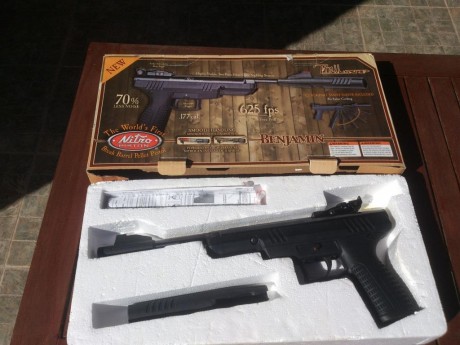 Hola, vendo pistola cal. 4,5 BENJAMIN NITRO PISTON. Esta completamente nueva. Su precio 60€ (envio incluido). 01