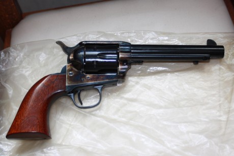 Un amigo vende este revolver Uberti Cattleman réplica del Colt SAA 1873 en calibre 45 colt. Ha tirado 01