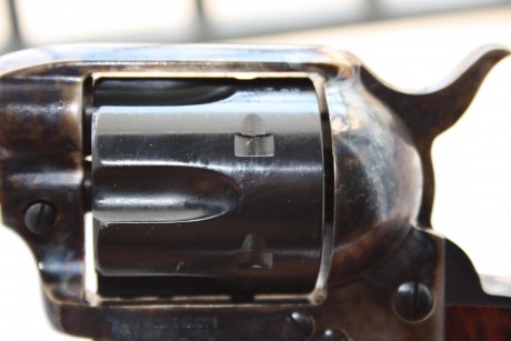 Un amigo vende este revolver Uberti Cattleman réplica del Colt SAA 1873 en calibre 45 colt. Ha tirado 11
