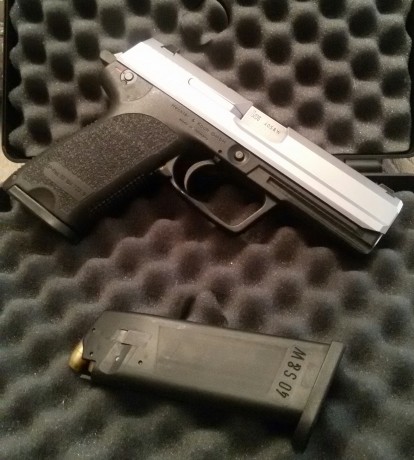   Hola a todos!

Vendo en Madrid esta magnífica e impecable HK USP .40SW STANDARD INOX. 

Arma de excelente 10