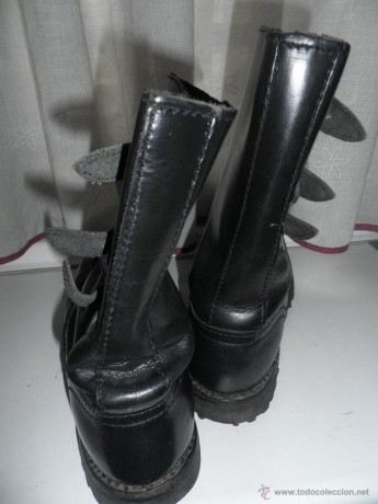 Hola vendo botas Segarra 3 hebillas de la talla 42.
Poquisimo uso. Estado como se ve en las fotos.
Vendo 02