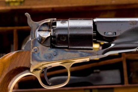 Navegando por la red, me ha sorprendido encontrar,  aunciado para subasta, el revolver del que adjunto 01